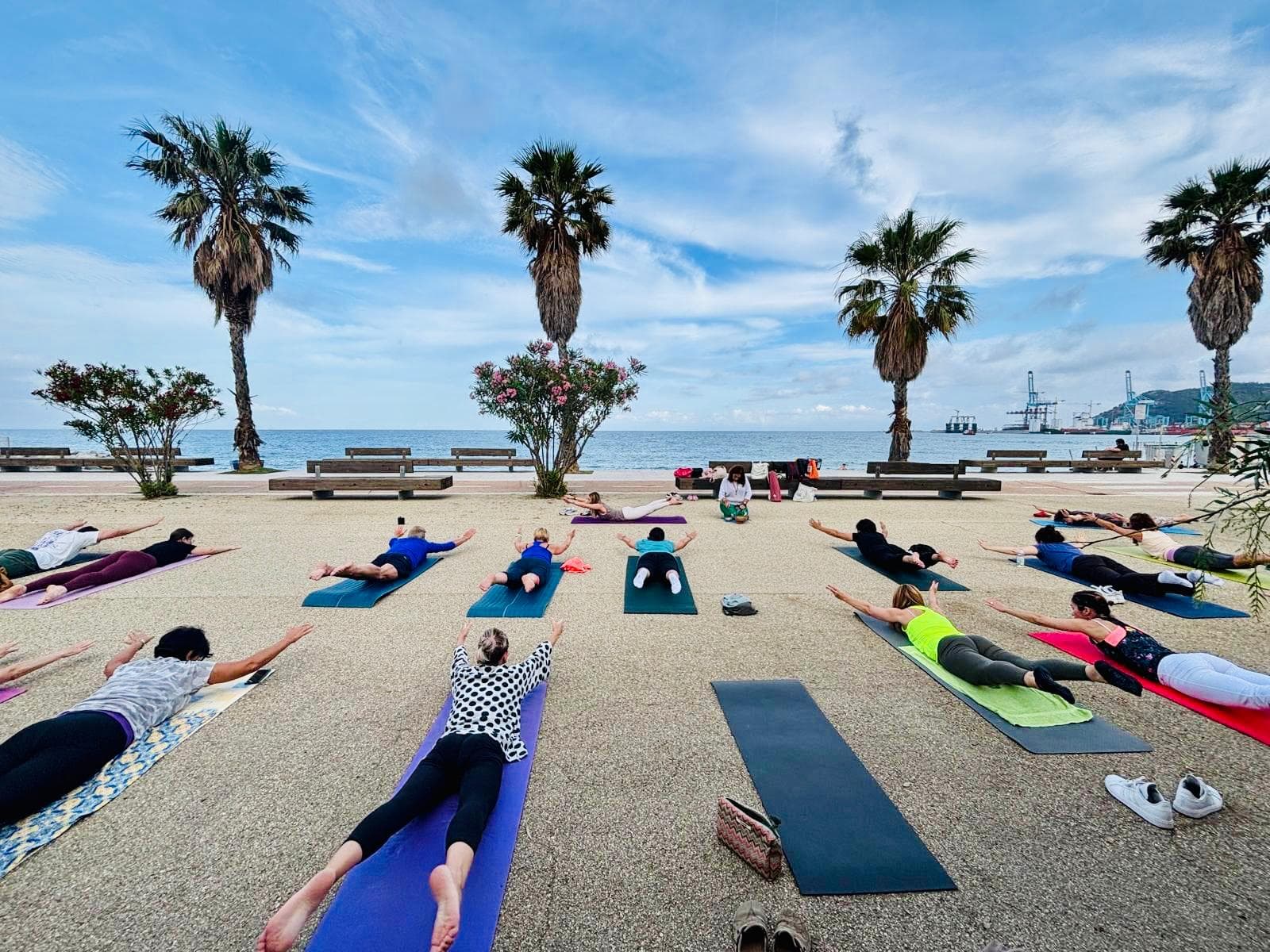 Paura di partire da sola? Perché un retreat di yoga è il viaggio perfetto