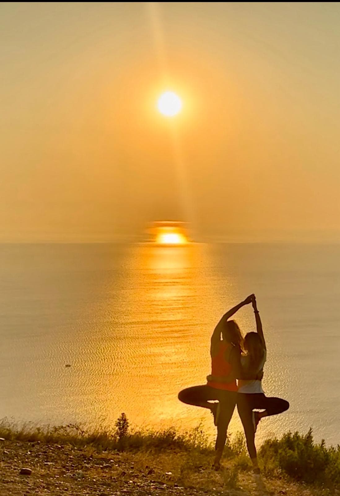 Yoga all'alba al mare: i benefici del risveglio in riva all'acqua