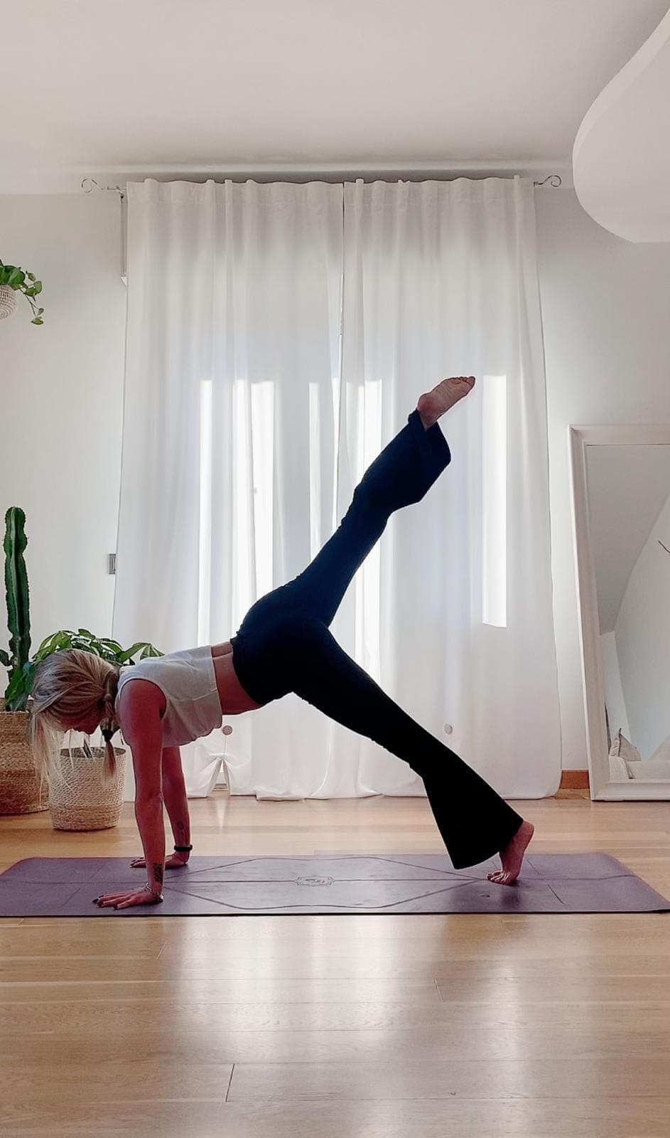 Silvia pratica yoga in casa — pratica online