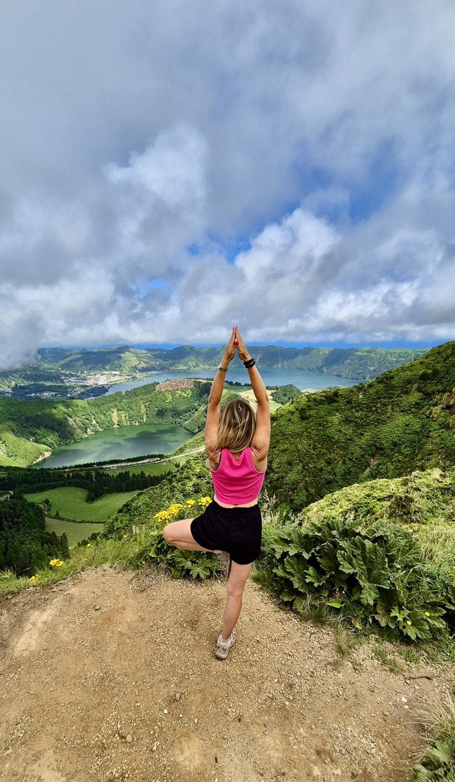 Silvia in tree pose alle Azzorre con vista sui laghi
