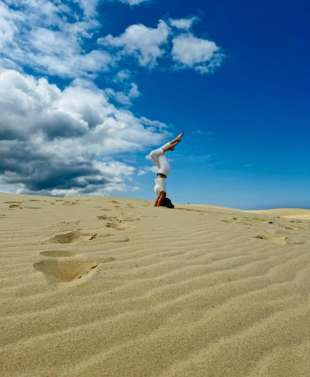 Silvia in headstand sulle dune di sabbia