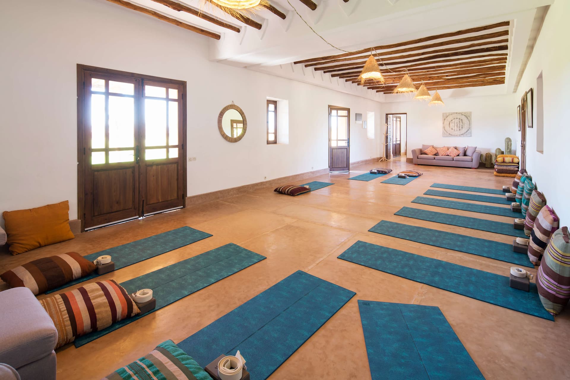 Pratica yoga al tramonto al Quaryati Ecolodge · Rooftop vista Atlas durante il retreat yoga in Marocco