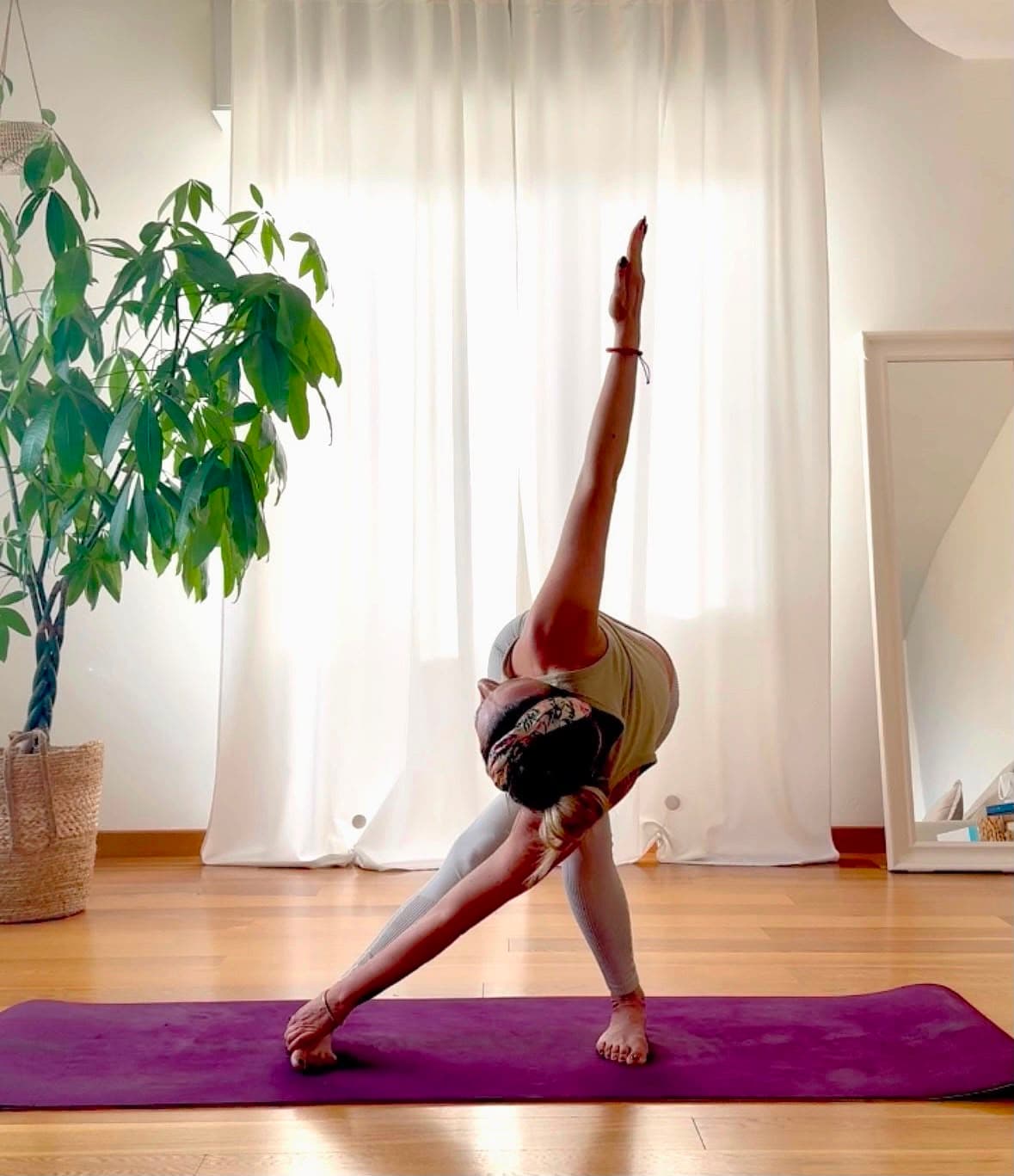 Lezione di yoga privato — pratica individuale in uno spazio riservato